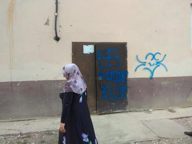За время пребывания военных не только «пропали» вещи, но и появились надписи со свастикой и крестами на дверях в поселке. Фото июня 2018 года.